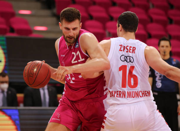 官方：帕尔梅拉斯签下富勒姆中场佩雷拉；据悉转会费1000万欧